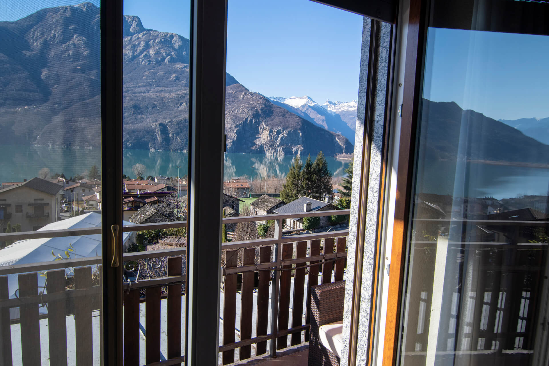 Breathtaking view of the lake and of the mountains from Comfort double room 
