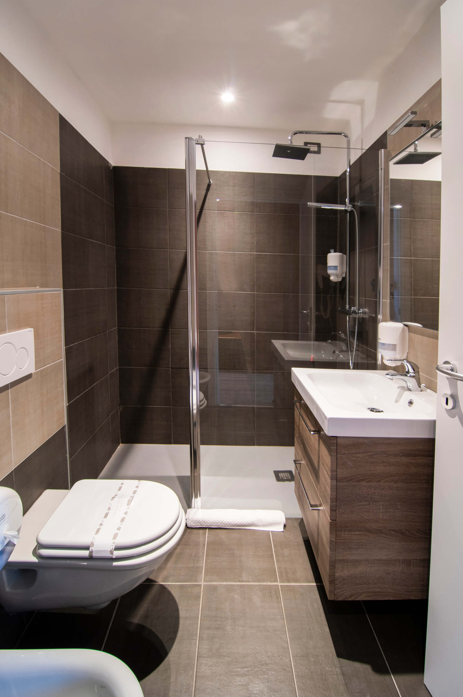 Bathroom of the Comfort double room Pian di Spagna