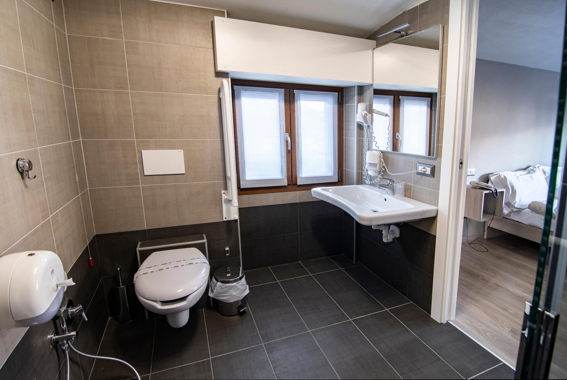 Equipeed bathroom of the Comfort room for disaled people Sentiero Bonatti