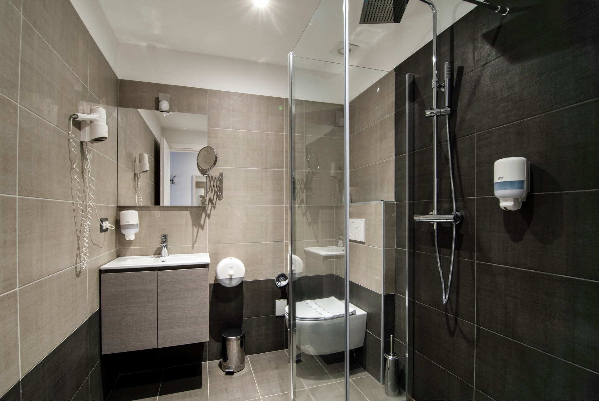 Prospective of the bathroom of the Superior double room : Strada dei Cavalli