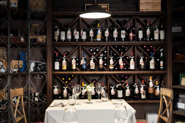 tavolo con esposizione vini