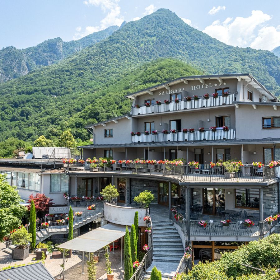 hotel saligari e montagne sullo sfondo